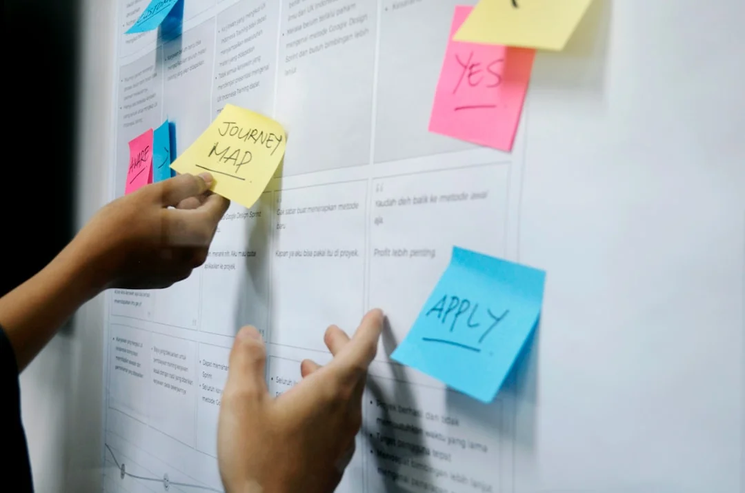 Gros plan sur une femme travaillant sur un projet de marketing numérique dans un bureau à domicile.
