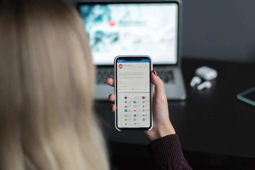 Vue de dessus de graphiques et d’un smartphone dans un bureau, mettant en avant l’analyse de données.